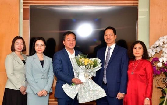 Deutsche Bank AG tặng Vietcombank kỷ niệm chương nhân dịp kỷ niệm 60 năm thành lập