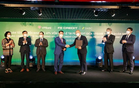 VPBank hoàn tất thỏa thuận bán 49% vốn điều lệ tại FE Credit cho SMBC Group