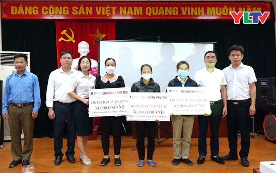 ABIC chi trả quyền lợi bảo hiểm cho khách hàng vay vốn tại Agribank Yên Lập