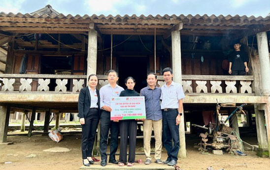 ABIC phối hợp cùng Agribank Đakrông chi trả quyền lợi bảo hiểm Bảo an tín dụng cho khách hàng