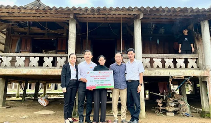 ABIC phối hợp cùng Agribank Đakrông chi trả quyền lợi bảo hiểm Bảo an tín dụng cho khách hàng
