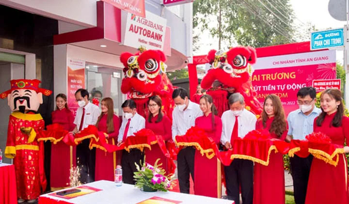 Agribank An Giang trang bị 03 máy CDM phục vụ khách hàng