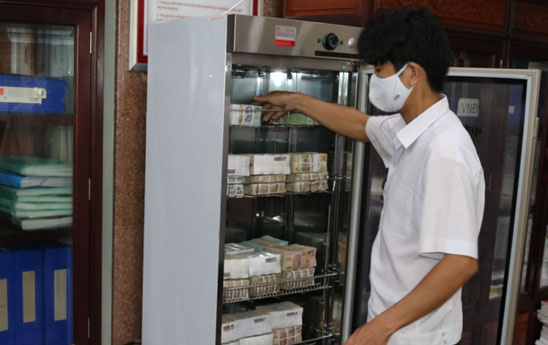 Agribank Bến Tre trang bị tủ khử khuẩn tiền mặt phòng chống dịch Covid-19