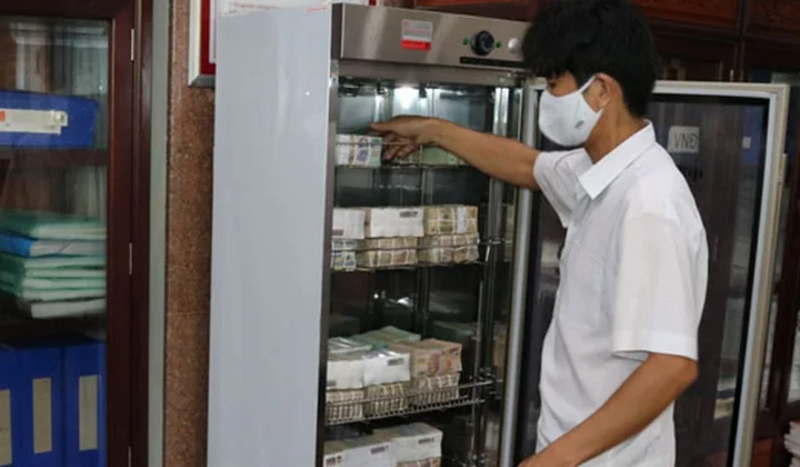 Agribank Bến Tre trang bị tủ khử khuẩn tiền mặt phòng chống dịch Covid-19