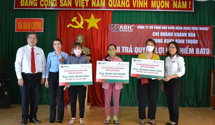 Agribank Bình Thuận phối hợp chi bồi thường bảo hiểm bảo an tín dụng hơn 600 triệu đồng cho khách hàng