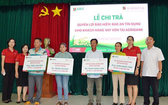 Agribank Bình Thuận và ABIC Khánh Hòa chi trả bồi thường bảo hiểm bảo an tín dụng cho khách hàng