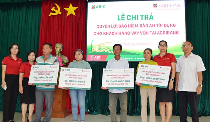 Agribank Bình Thuận và ABIC Khánh Hòa chi trả bồi thường bảo hiểm bảo an tín dụng cho khách hàng