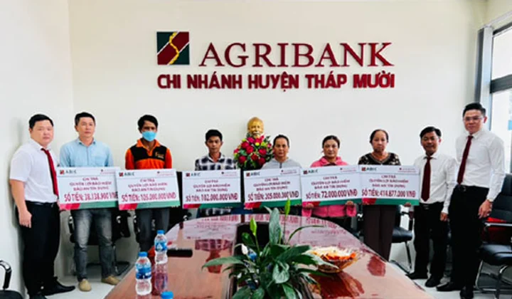 Agribank chi trả quyền lợi bảo hiểm bảo an tín dụng cho khách hàng tại Đồng Tháp