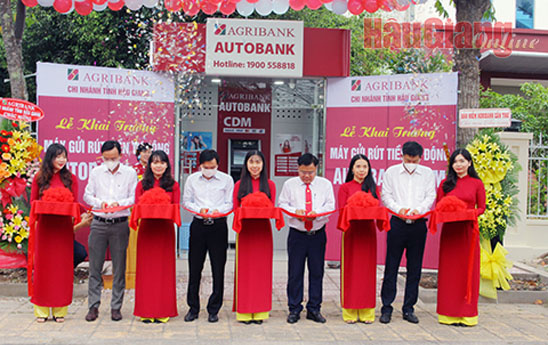 Agribank Hậu Giang đưa vào hoạt động 2 máy CDM