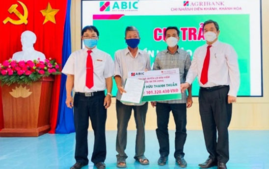 Agribank Khánh Hòa phối hợp với ABIC Khánh Hòa chi trả quyền lợi bảo hiểm Bảo an tín dụng cho khách hàng