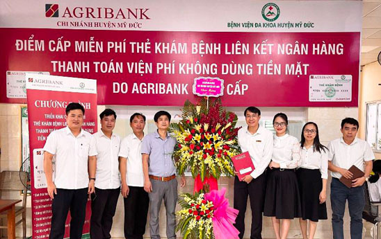 Agribank chi nhánh huyện Mỹ Đức triển khai chương trình thẻ liên kết ngân hàng thanh toán viện phí không dùng tiền mặt