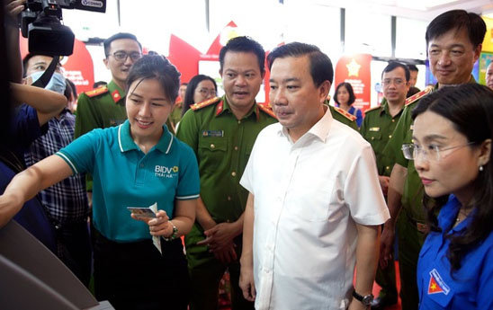 BIDV giới thiệu giao dịch bằng CCCD gắn chip tại triển lãm của ngành Công an