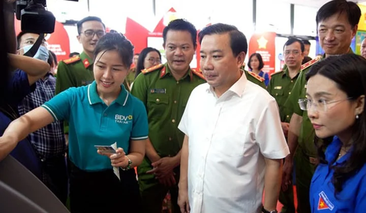 BIDV giới thiệu giao dịch bằng CCCD gắn chip tại triển lãm của ngành Công an