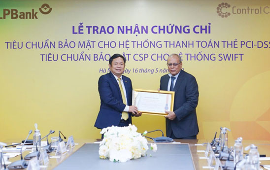 LPBank nhận 02 chứng chỉ tiêu chuẩn bảo mật quốc tế cho hệ thống thanh toán thẻ và hệ thống SWIFT