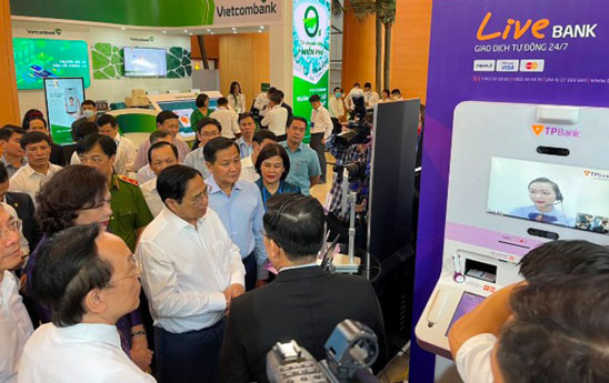 Thủ tướng Phạm Minh Chính trải nghiệm LiveBank 24/7 và VoicePay của TPBank tại sự kiện ngày chuyển đổi số