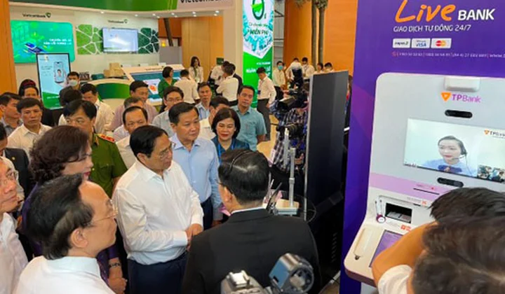 Thủ tướng Phạm Minh Chính trải nghiệm LiveBank 24/7 và VoicePay của TPBank tại sự kiện ngày chuyển đổi số