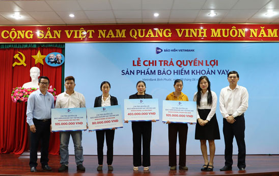 VBI chi trả gần 700 triệu đồng quyền lợi bảo hiểm cho 4 khách hàng