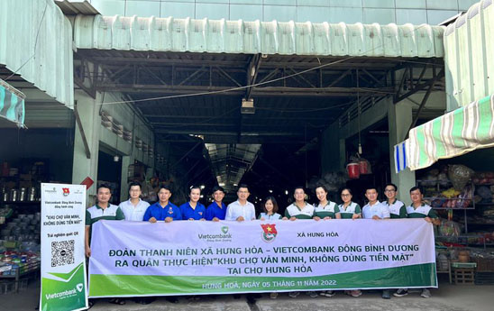 Vietcombank Đông Bình Dương tổ chức tuyên truyền mô hình “khu chợ văn minh - không dùng tiền mặt”