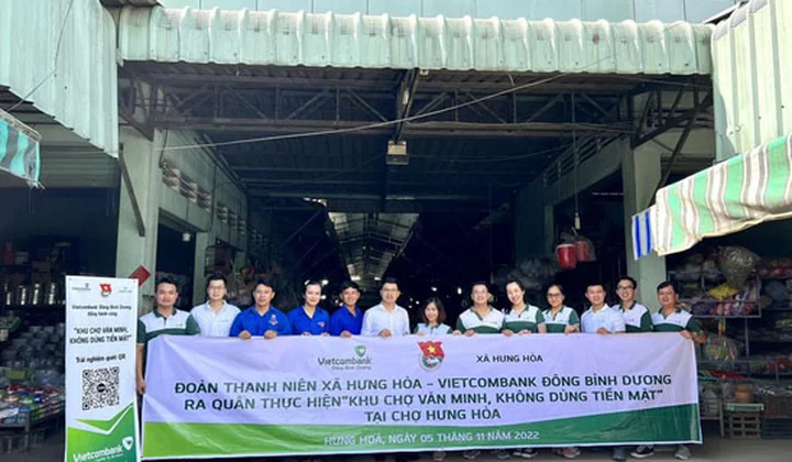 Vietcombank Đông Bình Dương tổ chức tuyên truyền mô hình “khu chợ văn minh - không dùng tiền mặt”