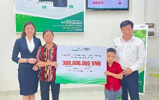 Vietcombank Gia Lai và FWD Việt Nam chi trả quyền lợi bảo hiểm cho khách hàng