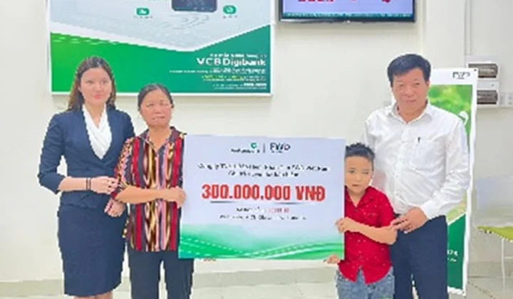 Vietcombank Gia Lai và FWD Việt Nam chi trả quyền lợi bảo hiểm cho khách hàng