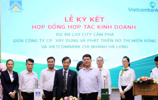 Vietcombank Hạ Long ký kết hợp đồng hợp tác với Công ty Xây dựng và Phát triển đô thị Miền Đông