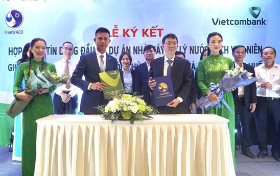 Vietcombank Huế và HueWACO ký kết hợp đồng tín dụng trị giá 350 tỷ đồng