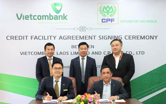 Vietcombank Lào ký kết hợp đồng tín dụng tài trợ vốn kinh doanh với công ty CP Lào