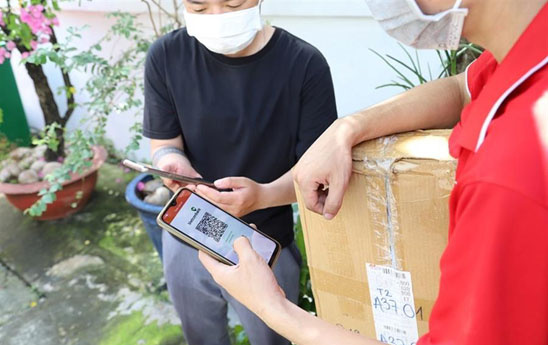Vietcombank và J&T Express triển khai thanh toán đơn hàng bằng hình thức quét mã QR động