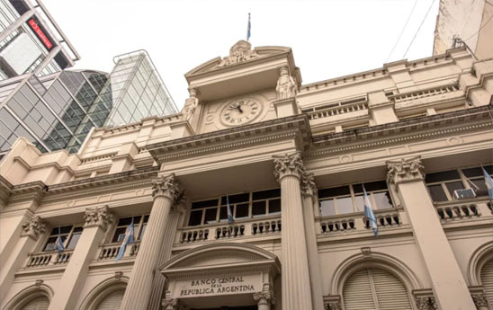 Ngân hàng Trung ương Argentina nâng lãi suất lên 81%