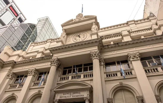 Ngân hàng Trung ương Argentina nâng lãi suất lên 81%