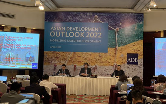 Kinh tế Việt Nam phục hồi mạnh mẽ trong khi toàn cầu bất ổn