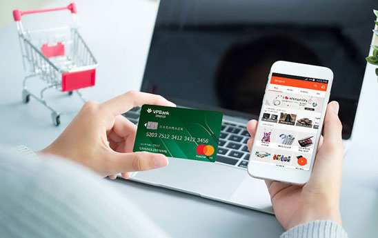 Ngân hàng bắt đầu hỗ trợ chủ thẻ tín dụng, giảm lãi suất xuống dưới 1%/tháng