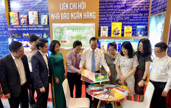 Phó Thống đốc Thường trực NHNN Đào Minh Tú thăm gian triển lãm báo chí ngành Ngân hàng