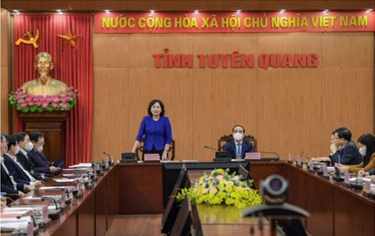 Thống đốc Nguyễn Thị Hồng thăm Khu di tích Tân Trào và làm việc tại Tuyên Quang