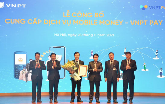 Trao Giấy phép triển khai thí điểm dịch vụ Mobile Money cho VNPT