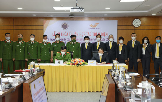 Trung tâm Nghiên cứu ứng dụng và Vietnam Post ký thỏa thuận hợp tác