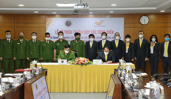 Trung tâm Nghiên cứu ứng dụng và Vietnam Post ký thỏa thuận hợp tác