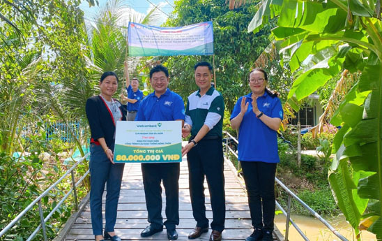 Vietcombank Tân Sài Gòn hỗ trợ 80 triệu đồng để xây “Cầu giao thông nông thôn” tại Đồng Tháp