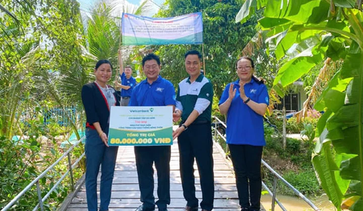 Vietcombank Tân Sài Gòn hỗ trợ 80 triệu đồng để xây “Cầu giao thông nông thôn” tại Đồng Tháp