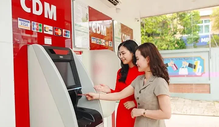 Khách hàng có thể sử dụng tính năng lì xì trực tuyến trên ứng dụng ngân hàng số