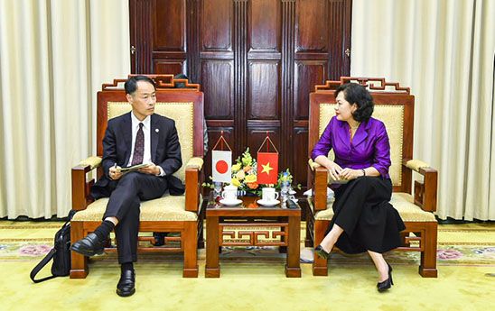 Thống đốc Nguyễn Thị Hồng tiếp và làm việc với ông Nakajima Junichi - Chủ tịch Cơ quan Dịch vụ Tài chính Nhật Bản