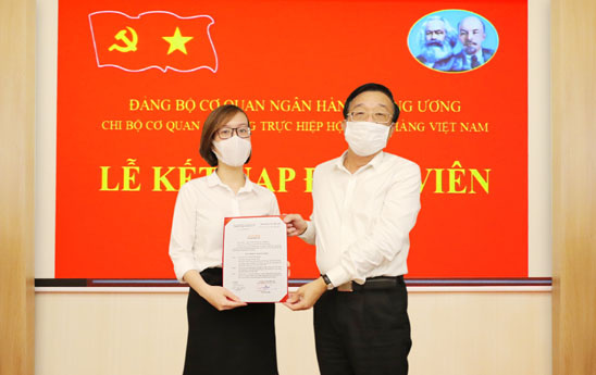 Chi bộ Cơ quan Thường trực Hiệp hội Ngân hàng Việt Nam kết nạp đảng viên mới