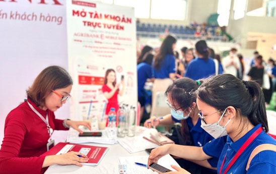 Agribank Cầu Giấy đồng hành cùng Ngày hội học sinh, sinh viên Đại học Ngoại ngữ