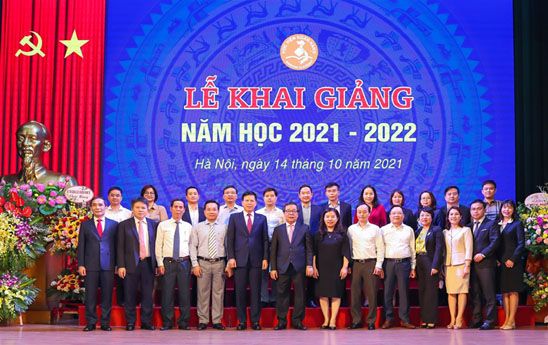 Agribank trao tặng 1,3 tỷ đồng cho quỹ học bổng và đầu tư phát triển cơ sở vật chất Học viện Ngân hàng