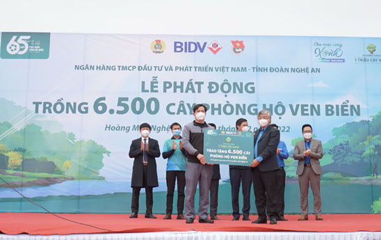 BIDV trồng 6.500 cây phòng hộ ven biển tại Nghệ An