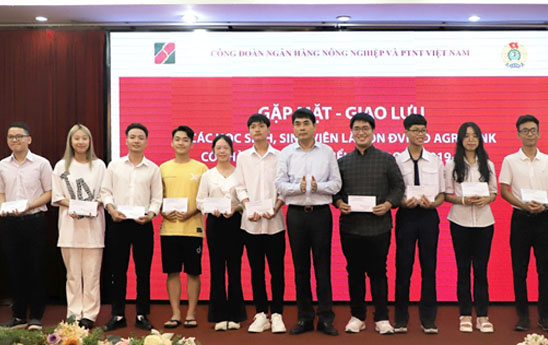 Công đoàn Agribank tổ chức gặp mặt, giao lưu với các học sinh, sinh viên có thành tích học tập tiêu biểu giai đoạn 2019-2022