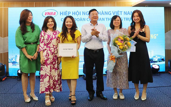 Công đoàn Hiệp hội Ngân hàng trao giải cuộc thi Phòng làm việc Xanh-Sạch-Đẹp 2022