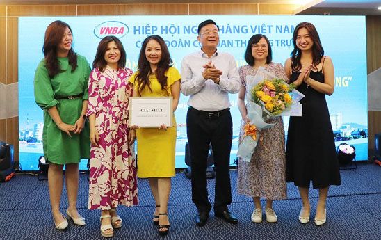 Công đoàn Hiệp hội Ngân hàng trao giải cuộc thi Phòng làm việc Xanh-Sạch-Đẹp 2022