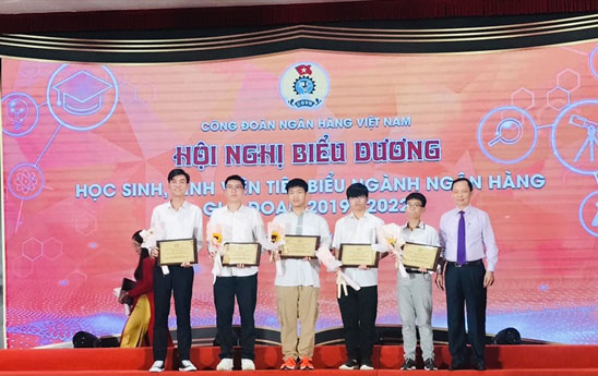 Công đoàn Ngân hàng Việt Nam biểu dương học sinh, sinh viên tiêu biểu giai đoạn 2019 - 2022
